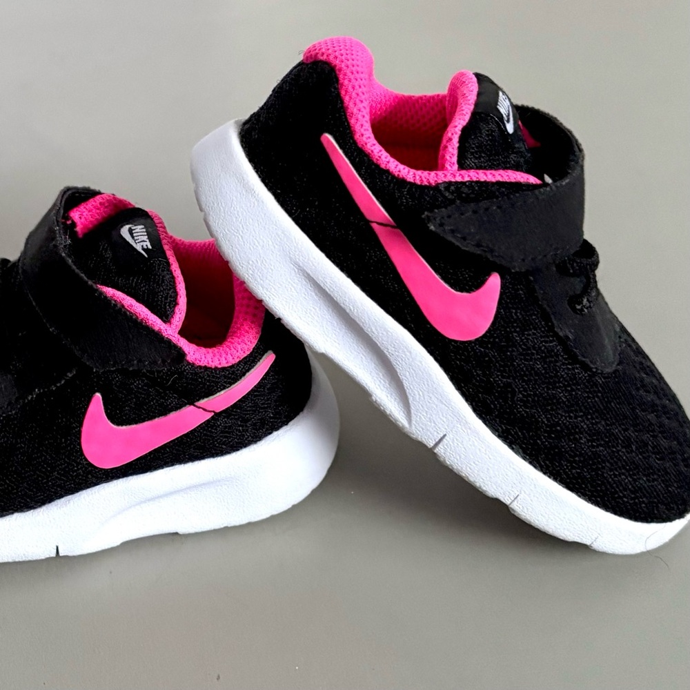 NIKE Tanjun Hot Pink Swoosh Easy On Strap Closure Toddler Athletic Tennis Shoes